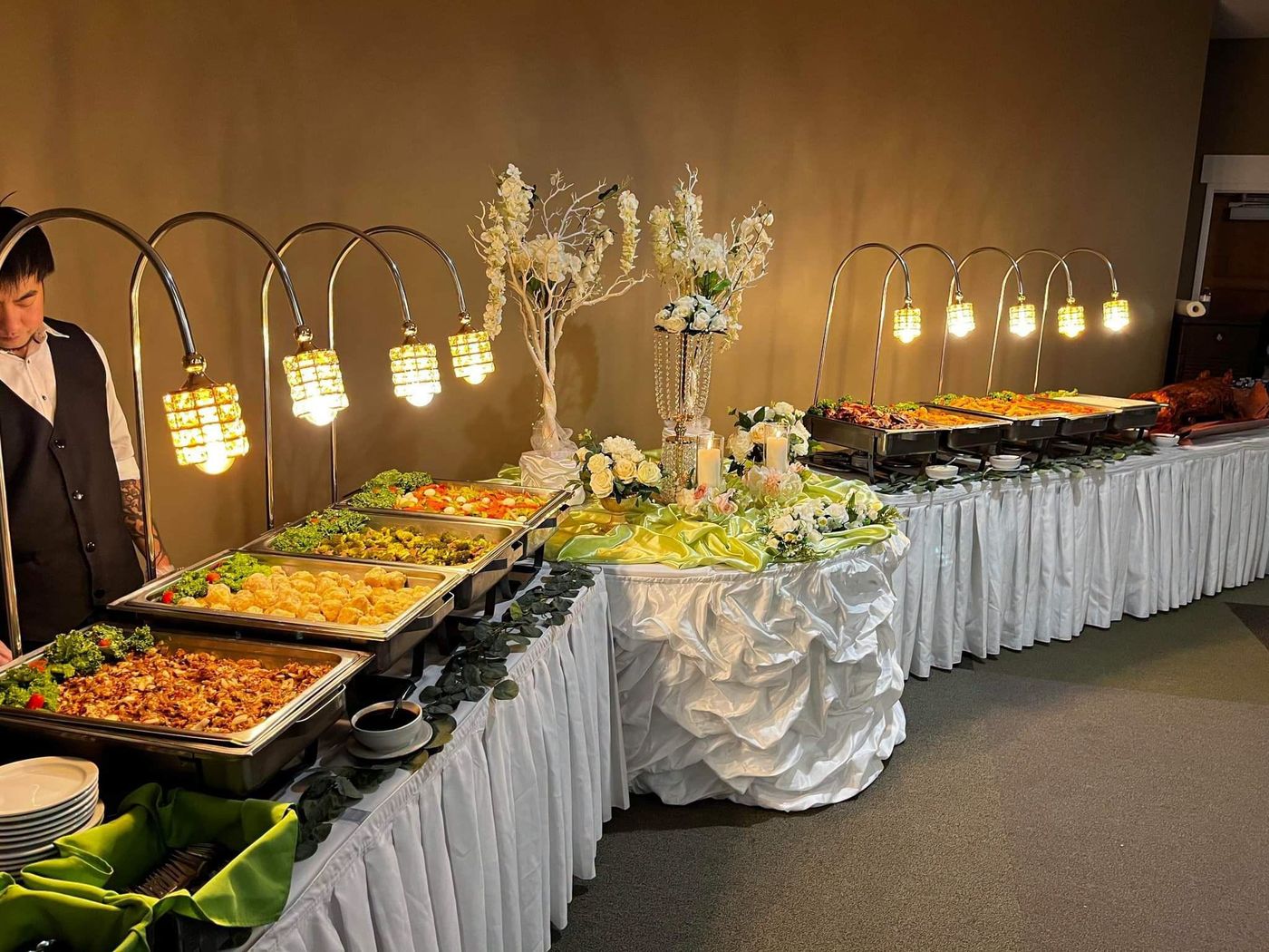 A ChowKeni buffet line under warm lamps